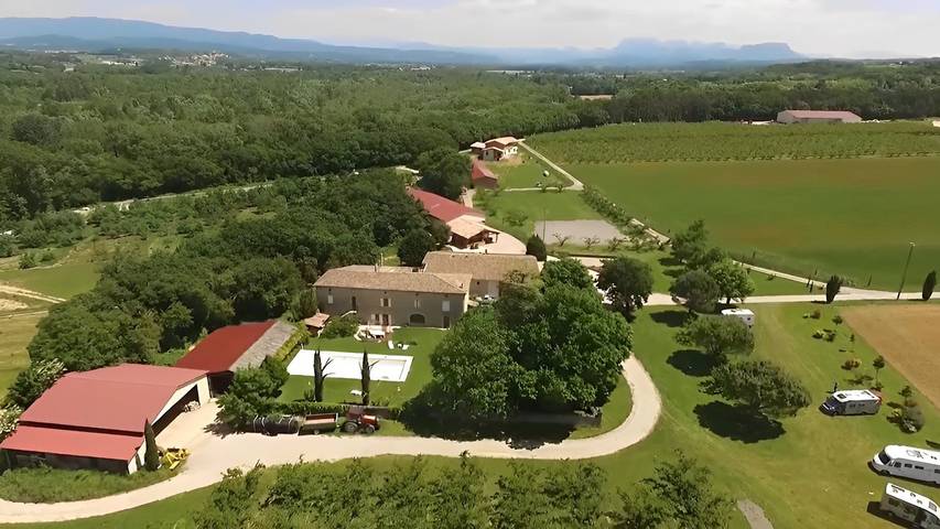 Gîte pour 10 personnes, avec terrasse ainsi que jardin et piscine, animaux acceptés