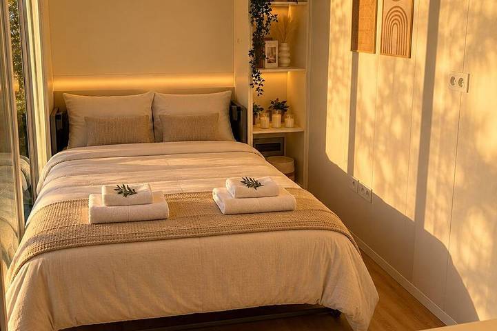 Studio romantique, jacuzzi et terrasse sur l’eau in Velles, Châteauroux und Umgebung