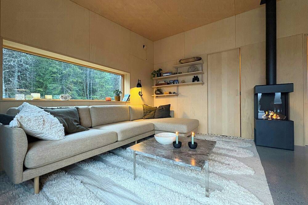 Von einem Architekten entworfene Hütte am See mit Sauna in Hole, Viken