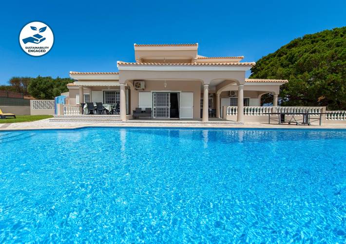 Villa voor 14 personen, with Balkon and Terras as well as Tuin in Olhos de Água