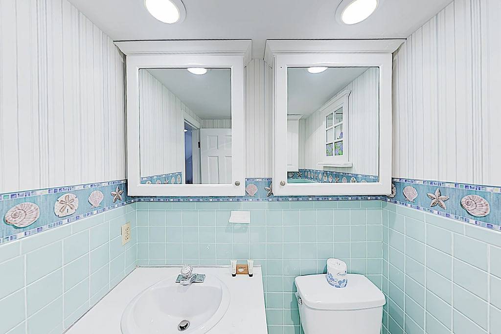 Beautiful Harwich home with large yard near Red River Beach & Main Street fun in Harwich Port, Harwich