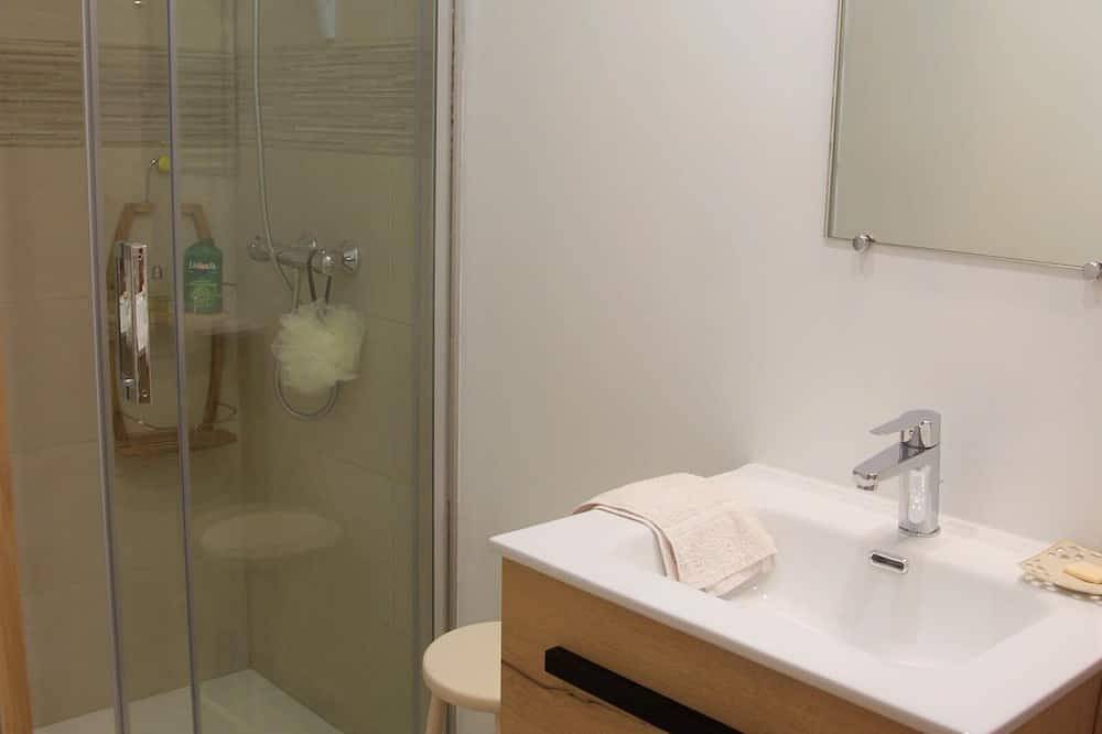 Entire apartment, Meuble De Tourisme 2 Etoiles Refait à Neuf Centre Ancien Castellane in Castellane, Verdon Regional Natural Park