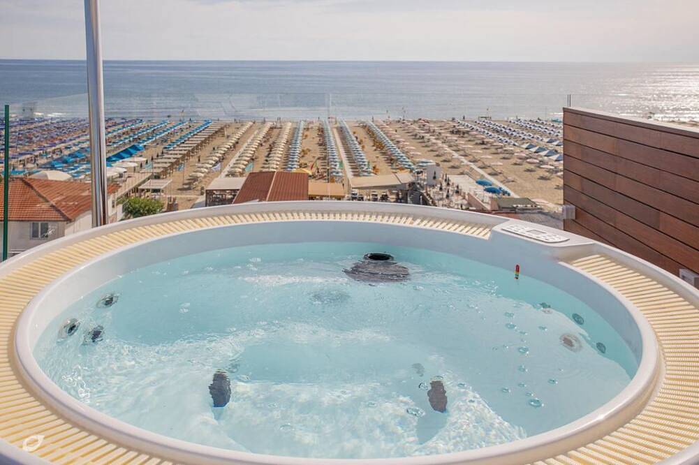 Apartamento entero, Luxurious and modern penthouse facing the sea with private solarium on the seafront of Lido di Camaiore with private parking space. The flat is on two levels.The flat opens with the bright living room, where there is a comfortable double sofa bed, dining in Lido di Camaiore, Camaiore