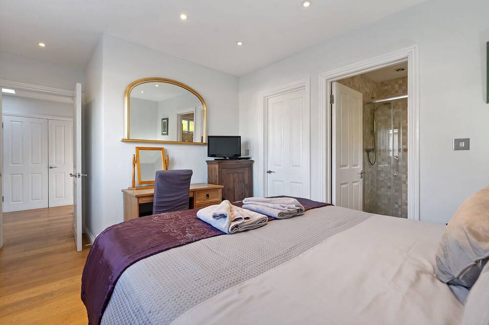 Single level Holiday Home within yards of the Camel Estuary, parking and garden in Padstow, Cornwall