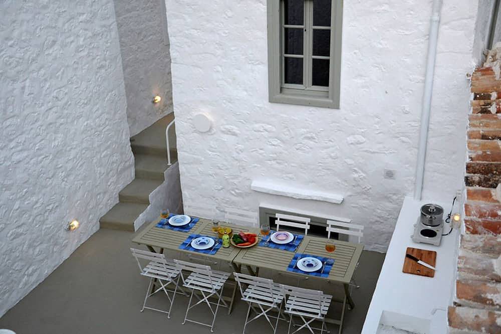 Superb 19C stone house with yard, 3 mins walk - no steps - to Hydra port in Hydra