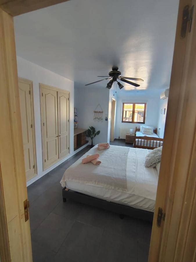 Alojamiento y desayuno para 3 personas, con Terraza y Jacuzzi además de Jardín y Piscina en Torrox