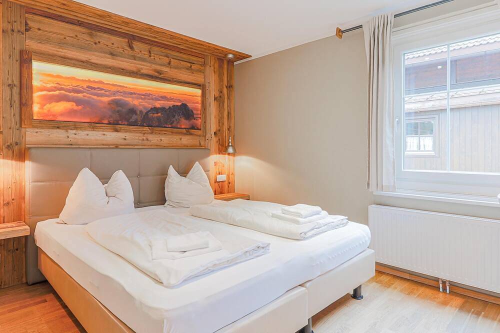 Entire apartment, Modern flat, views of the Hahnenkamm, close to ski lift in Kitzbühel, Kitzbuehl alps