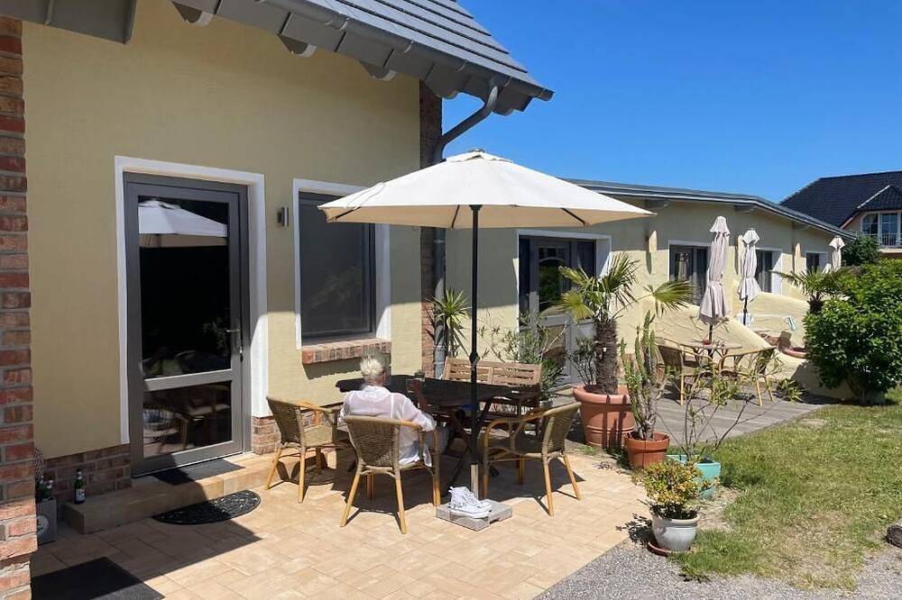 Schöne Maisonette-Ferienwohnung am Selliner See mit Terrasse in Selliner See, Baabe