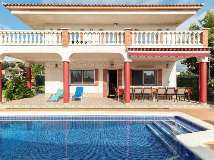 Apartamento para 14 personas, con jardín además de terraza y piscina, Se admiten mascotas en Cubellas