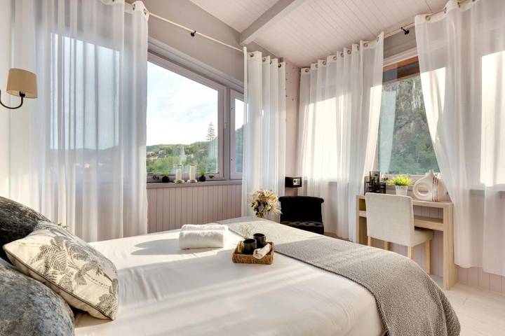 Hôtel pour 2 personnes, avec Jacuzzi ainsi que Sauna et Vue dans Thermes de Vernet-les-Bains