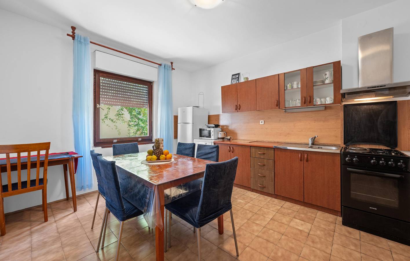 Ganze Ferienwohnung, Charmantes Apartment mit einem Schlafzimmer und Terrasse, 500 m vom Strand entfernt in Vodice, Šibenik-Knin