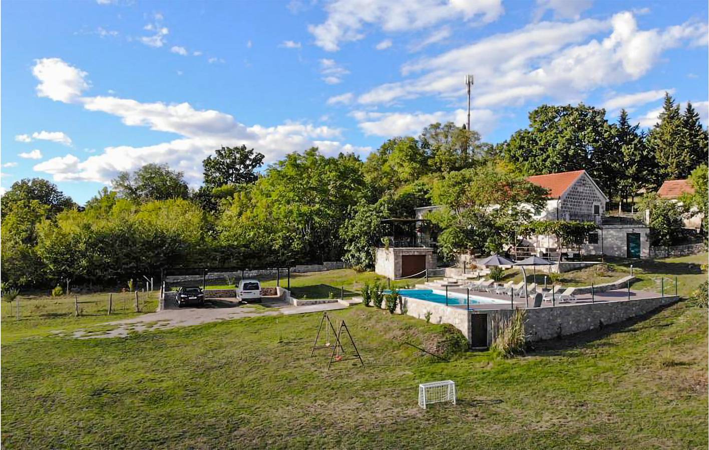 Gemütliche 2-Zimmer-Wohnung mit Pool, WLAN und Parkplatz in der Nähe des Flusses Cetina in Dalmatinisches Zagora