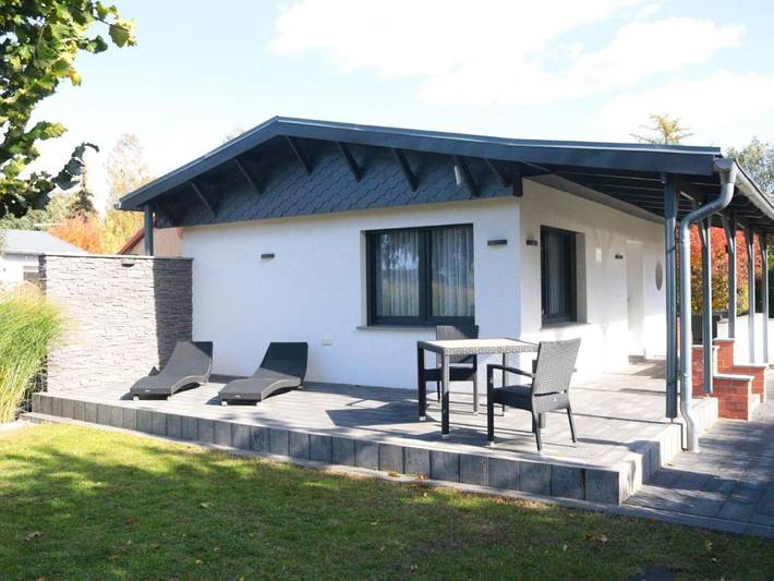 Ferienhaus für 3 Personen, mit Terrasse und Seeblick in Niederlausitz