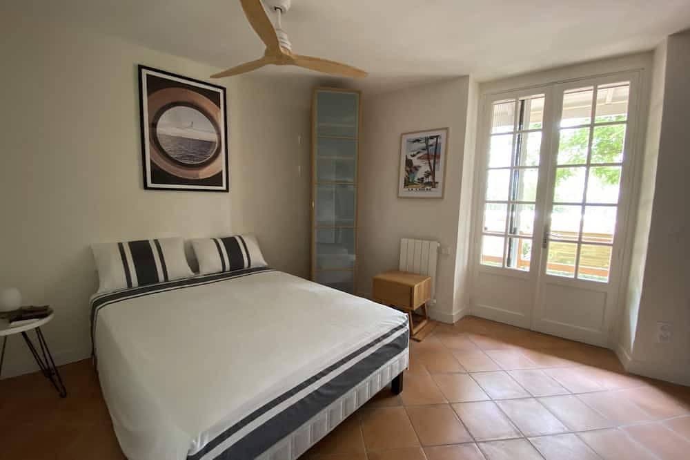 Maison de charme dans le Gard proche Avignon, Terrasse et Jardin avec Spa in Rochefort-du-Gard, Région de Nîmes