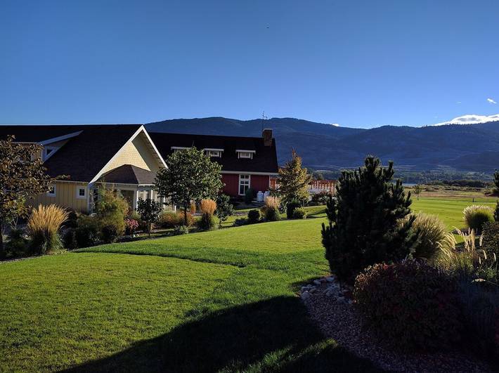 Vacation rental for 9 people, with children pool and hot tub as well as pool and yard in British Columbia