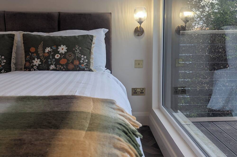 Beautiful cosy cabin for two with Hot Tub in County Fermanagh