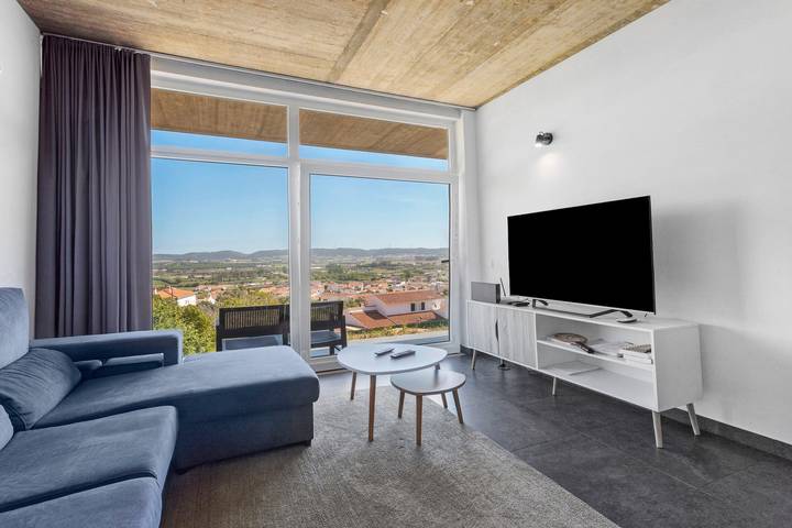 Apartamento entero, Apartamento 'Colina Do Sol 2' con vistas a la montaña, piscina privada y aire acondicionado in Amoreira, Leiria District