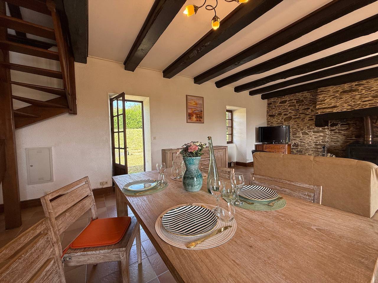 Casa de piedra auténtica con jardín en el corazón del Périgord Verde in Angoisse, Périgord Vert