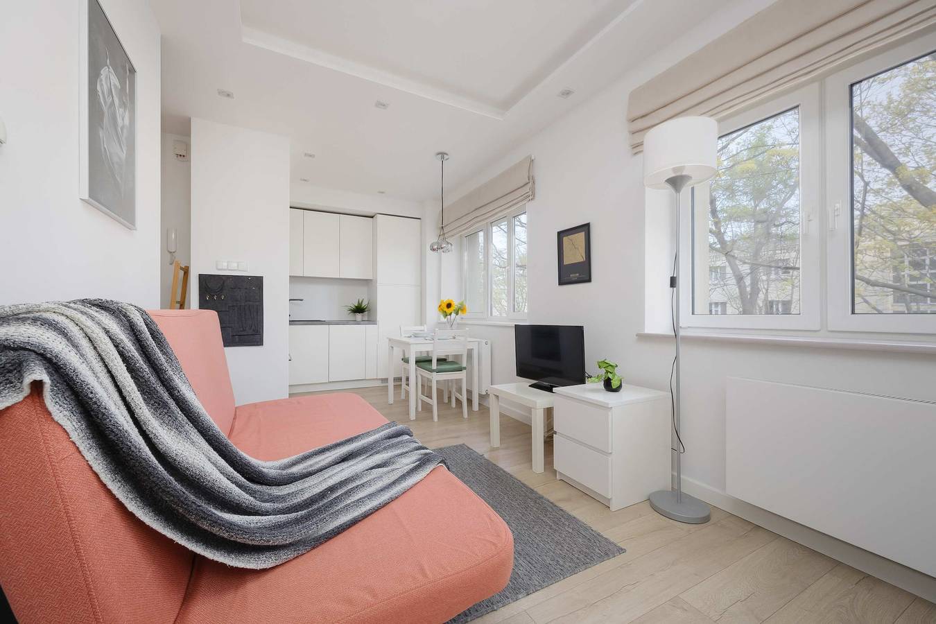 Entire apartment, Bright Apartment in Warsaw | Close to Metro and Capitol Theatre in Warsaw Śródmieście, Warsaw
