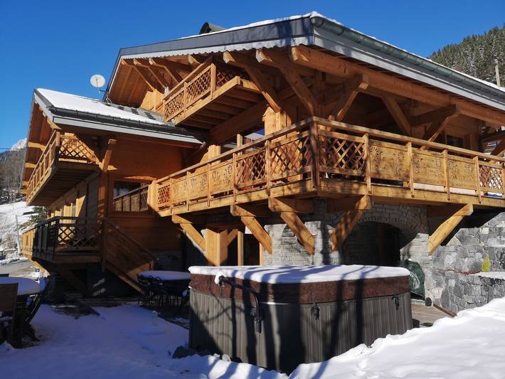 Chalet pour 30 personnes, avec jardin et terrasse ainsi que sauna et jacuzzi, animaux acceptés