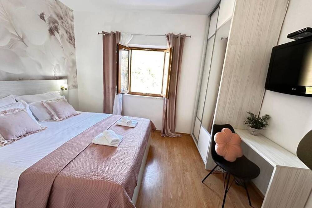Three Bedroom Villa with Swimming Pool and Hot-Tub in Dubrovnik-Neretva