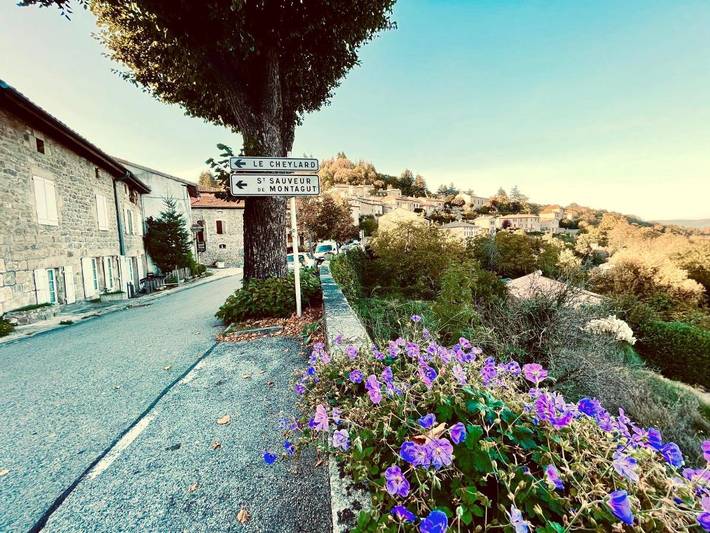 Gîte pour 3 personnes, avec terrasse et vue à Chalencon - 2