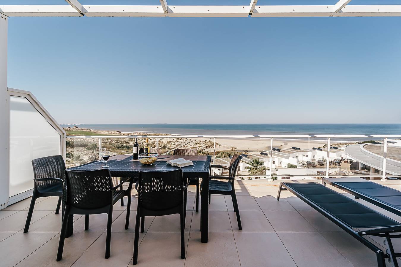 Apartamento inteiro, 'Beachfront Atlantic Sunset A07' com Piscina Partilhada, Vista para o Mar & Wi-Fi in Amoreira, Leiria distrito