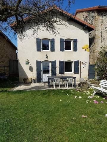 Gîte pour 4 personnes, avec terrasse ainsi que jardin et vue à Roche-en-Régnier