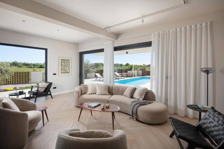 Villa pour 8 personnes, avec jardin ainsi que terrasse et piscine, animaux acceptés à Poreč