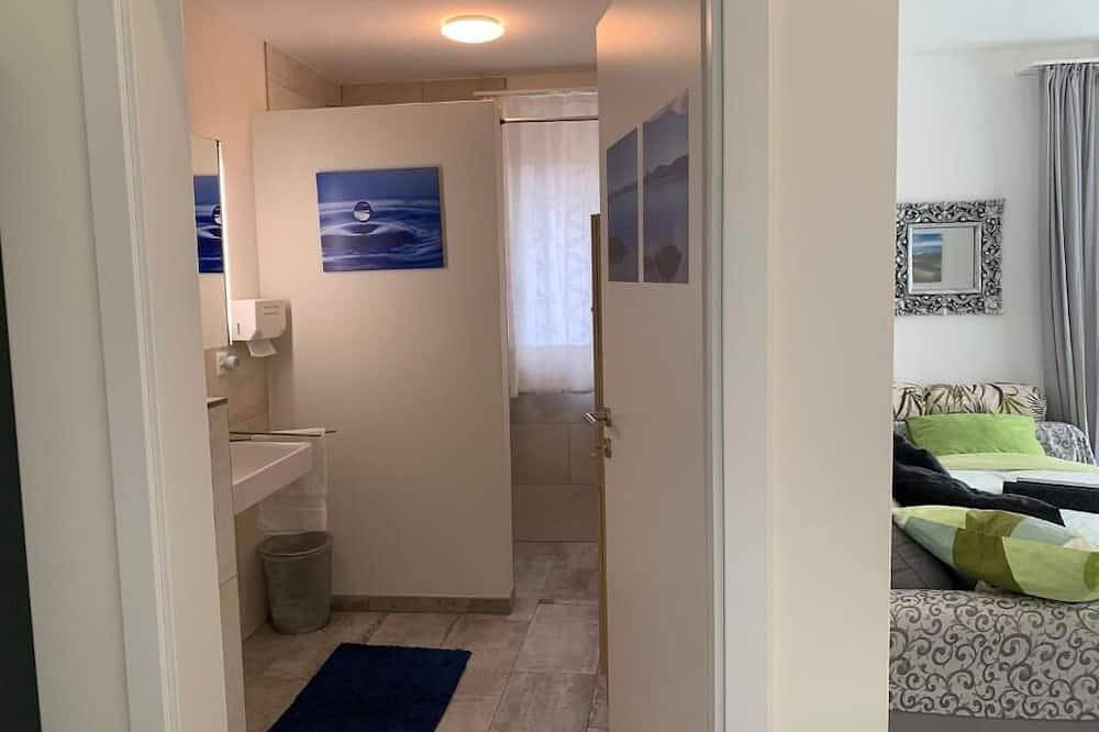 East Side Doublebed + 1 Singlebed own Bathroom, morning sun Mountain & Pool View in Zullwil, Kanton Solothurn