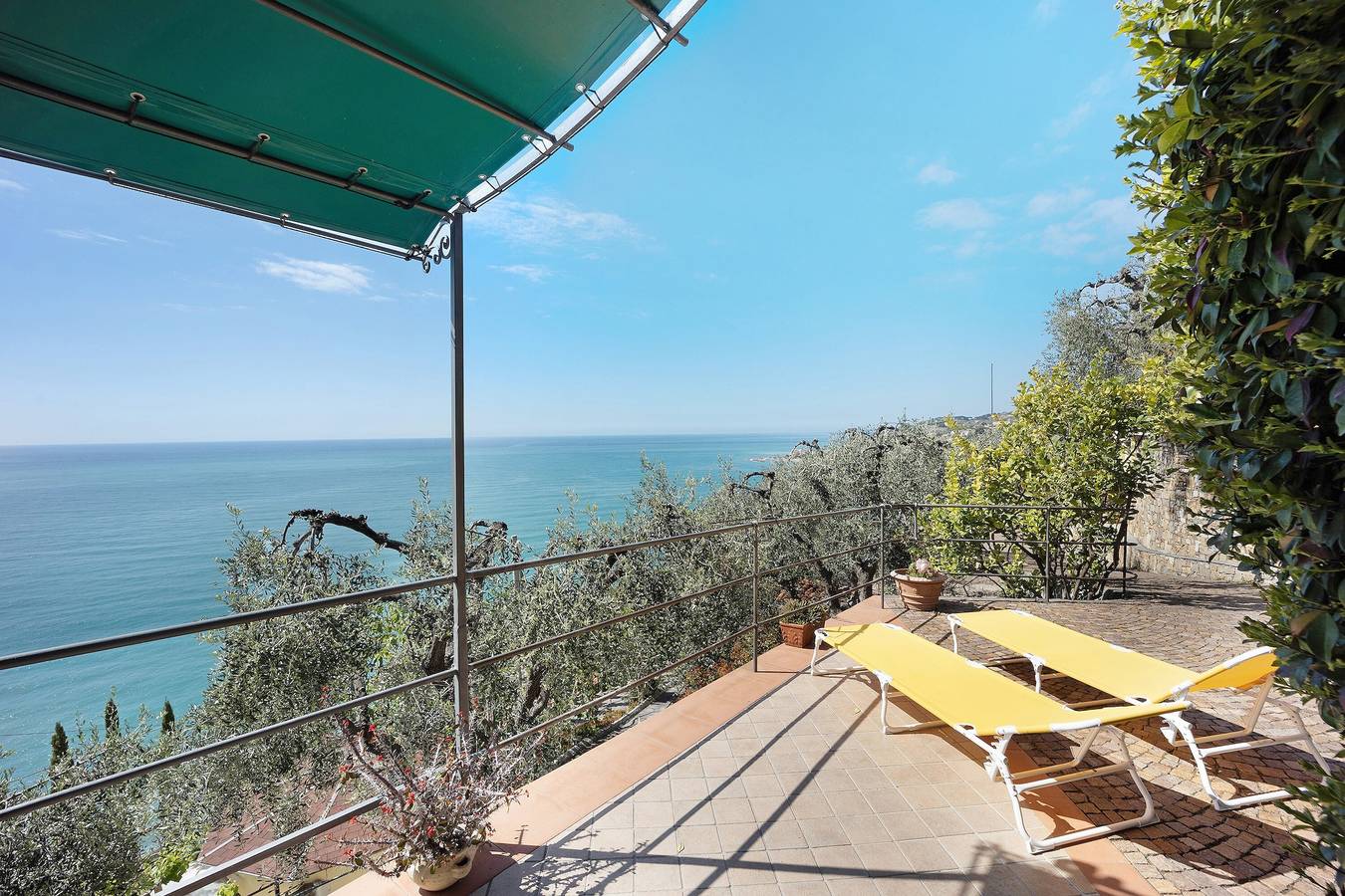 Apartamento entero, Apartamento "Casa Gelsomino" con vistas al mar, Wi-Fi, jardín y terraza in Poggi (Imperia), Imperia