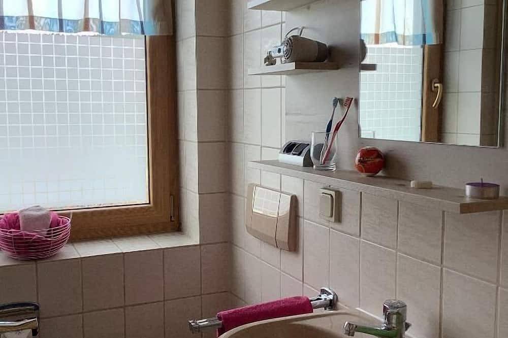 Ganze Wohnung, Gemütliche Ferienwohnung mit Terrasse und Pool in Tiefenbach, Ostbayern