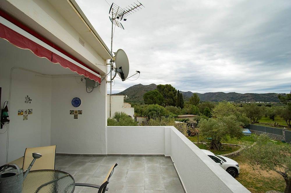 Appartement entier, Vue sur la mer, parking, Wifi, caméras sur la terrasse 25 m2, jardin de 1000 m2 in El Mas Fumats, Roses
