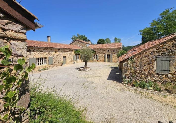 Location de vacances pour 4 personnes, avec piscine ainsi que jardin et vue, animaux acceptés à Mazeyrolles - 4
