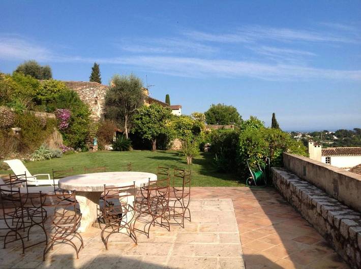 Location de vacances pour 2 personnes, avec vue ainsi que piscine et jardin à Saint-Paul-de-Vence - 4
