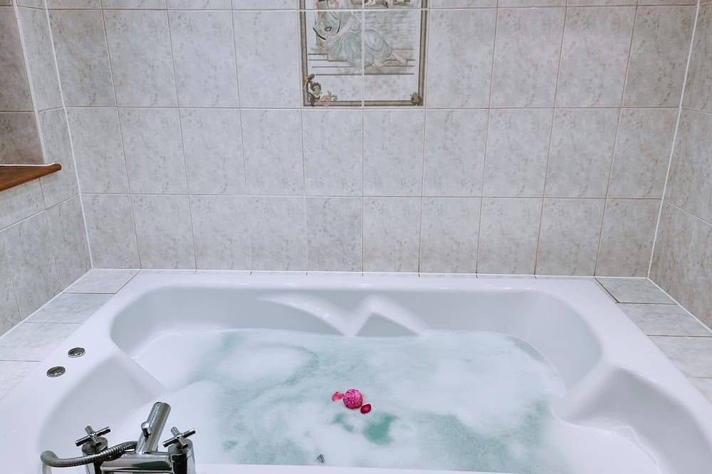 Stylish, spacious 4 bedroom, 3.5 bathroom entire detached home with large garden in Bishop's Stortford, Hertfordshire