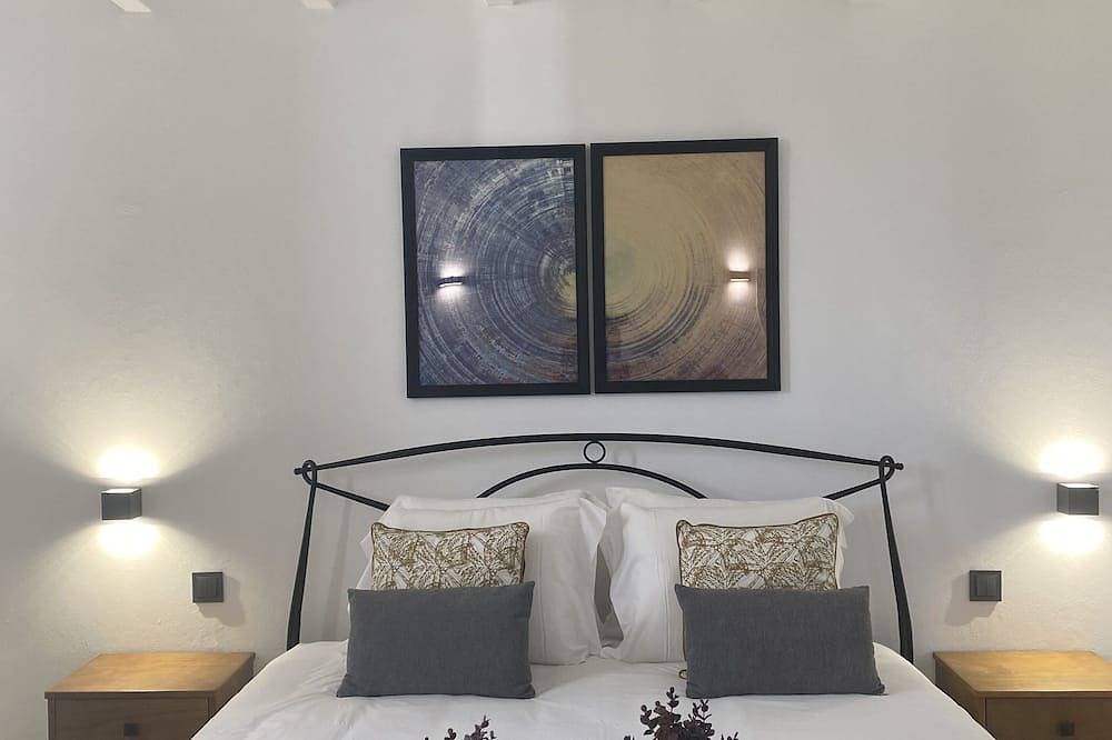 Large 3 Bedroom Farmhouse With Private Jacuzzi 5 Minutes From Zambujeira do Mar  in Zambujeira do Mar, Costa Alentejana