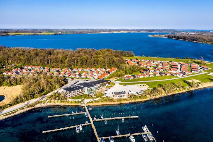 Vakantiepark voor 8 personen, with Terras and Whirlpool as well as Tuin and Kinderzwembad in Zuid-Jutland