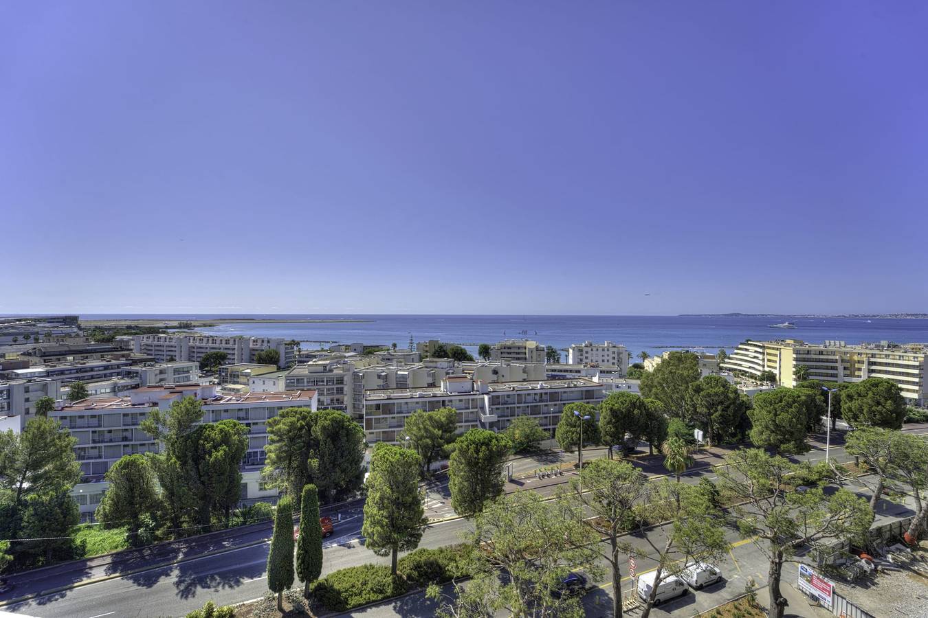 Apartamento entero, Appartement Fleuri, vue mer - Welkeys in Saint-Laurent-du-Var, Region de Cannes
