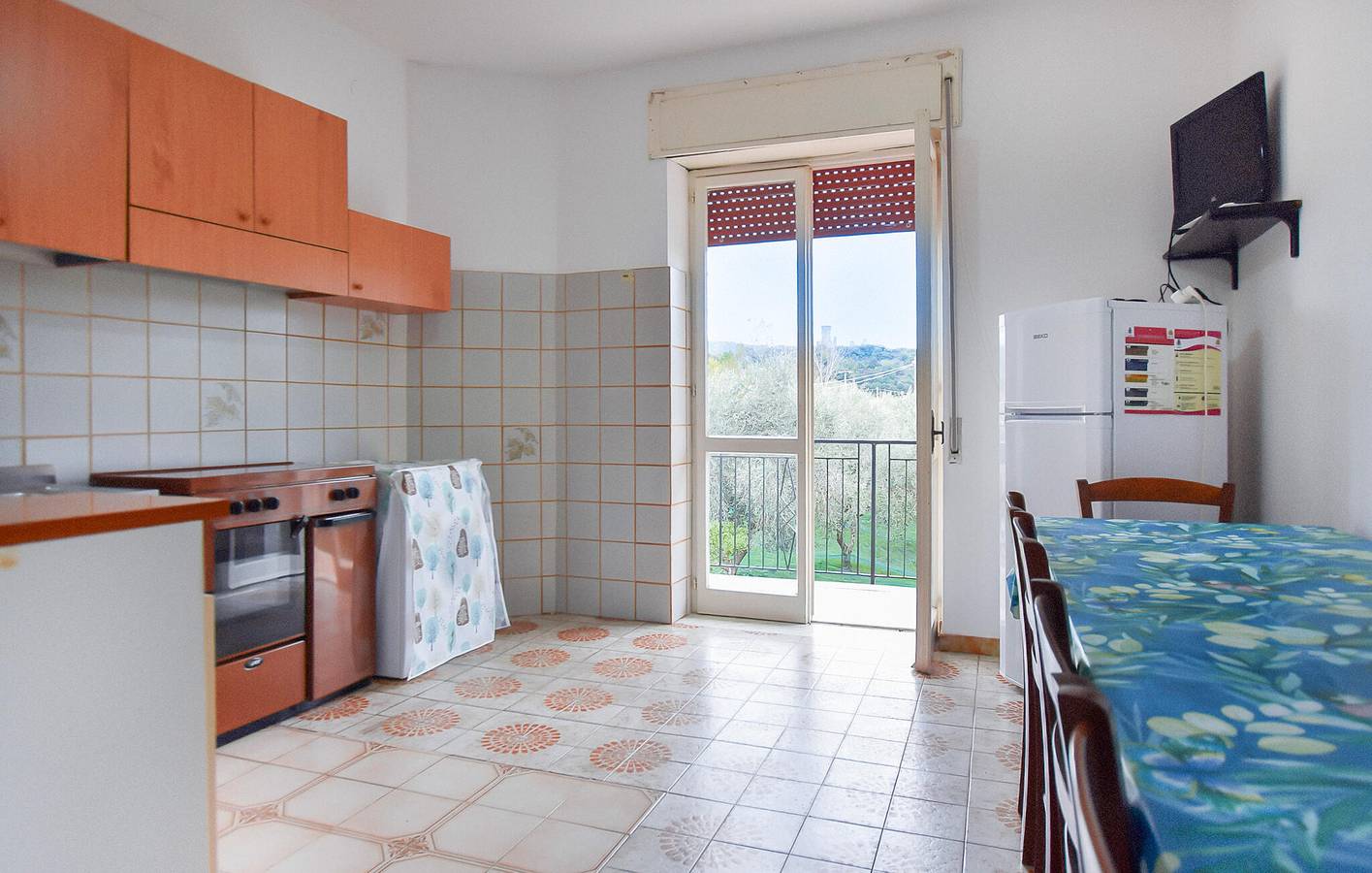 Ganze Ferienwohnung, Charmantes Apartment im Obergeschoss mit Parkplatz und WLAN, 900 m vom Strand entfernt in Cilento Coast