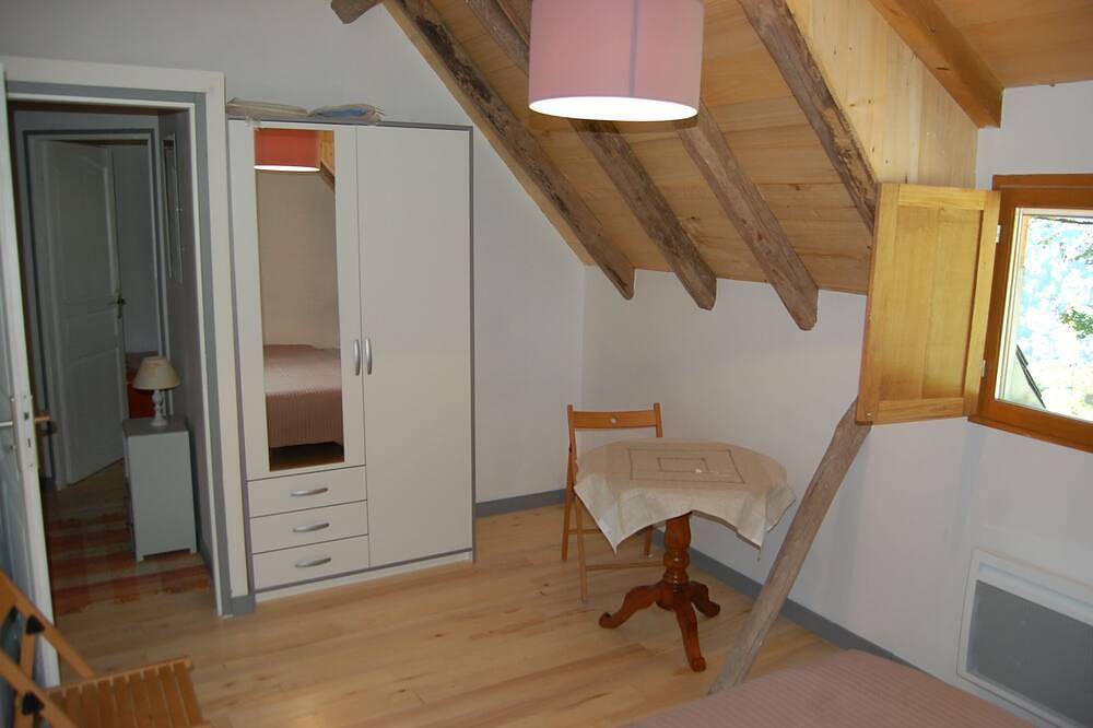 Converted barn overlooking the Ariège Pyrenees in Bonac-Irazein, Parc naturel régional des Pyrénées ariégeoises