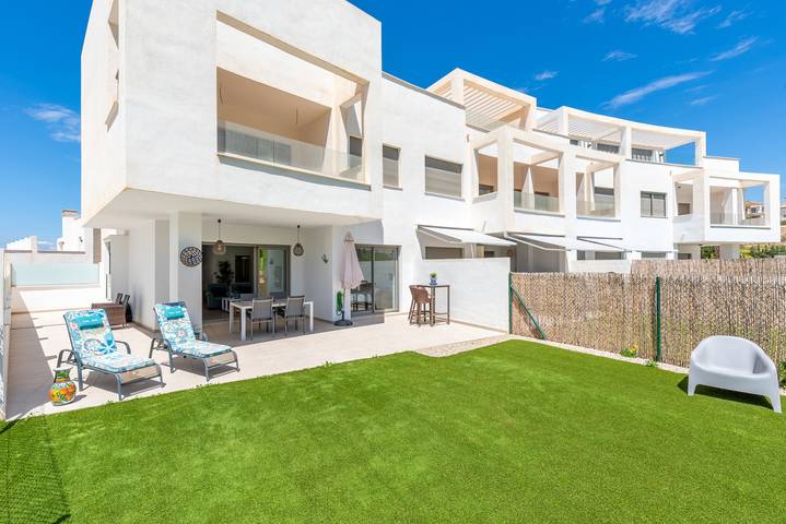 Chalet 'Baviera Golf Townhouse' close to the Sea with Shared Pool & Wi-Fi in Caleta de Vélez, Vélez-Málaga