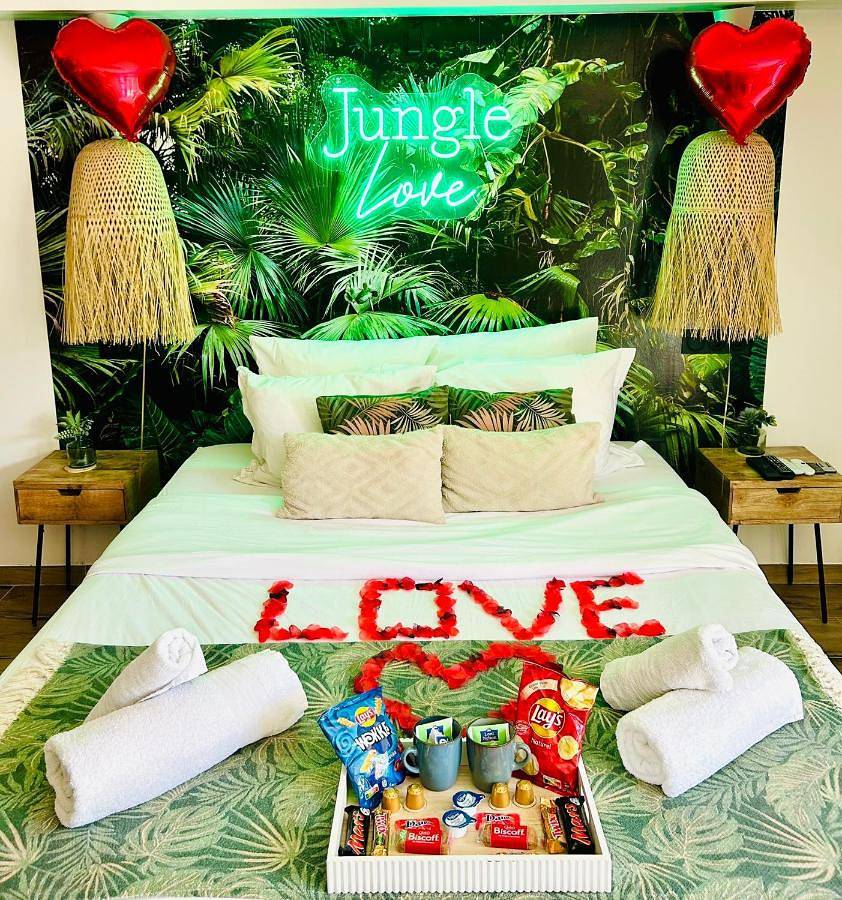 Appartement entier, Jungle Love Loveroom avec Balnéo à 10 min de Disneyland Paris in Serris, Seine-et-Marne