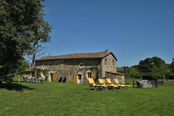 Gîte pour 9 personnes, avec jardin à Montbron