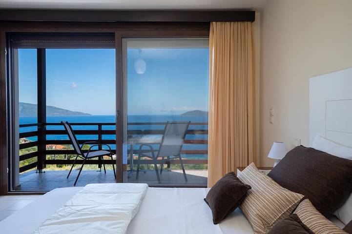 Villa Kandia 6 habitaciones con piscina privada y vistas impresionantes al mar. in Agia Effimía, Cefalonia