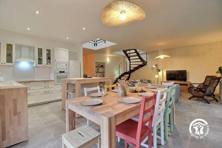 Gîte pour 8 personnes, avec terrasse ainsi que jardin et jacuzzi à Larmor-Plage - 3