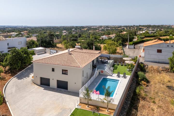 Location de vacances pour 8 personnes, avec jardin et terrasse dans Boliqueime