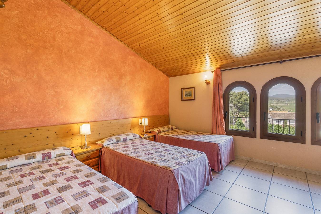 Bed and Breakfast 'La Moixiganga' with Shared Pool, Wi-Fi & Air Conditioning in Cantallops d'Avinyonet, Avinyonet del Penedès