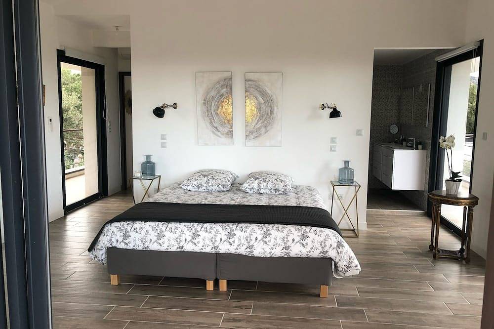 Corse Sud , Villa 14 p, piscine, plage à 300m in Sainte-Lucie de Porto-Vecchio, Zonza