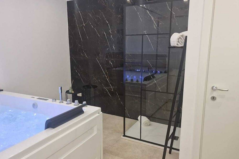 Ortigia Artemide Spa hot tub in Syracuse, Syracuse Province